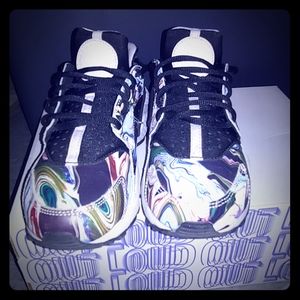Women harrache sneakers